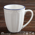 Tasse de jante bleue en relief de porcelaine blanche